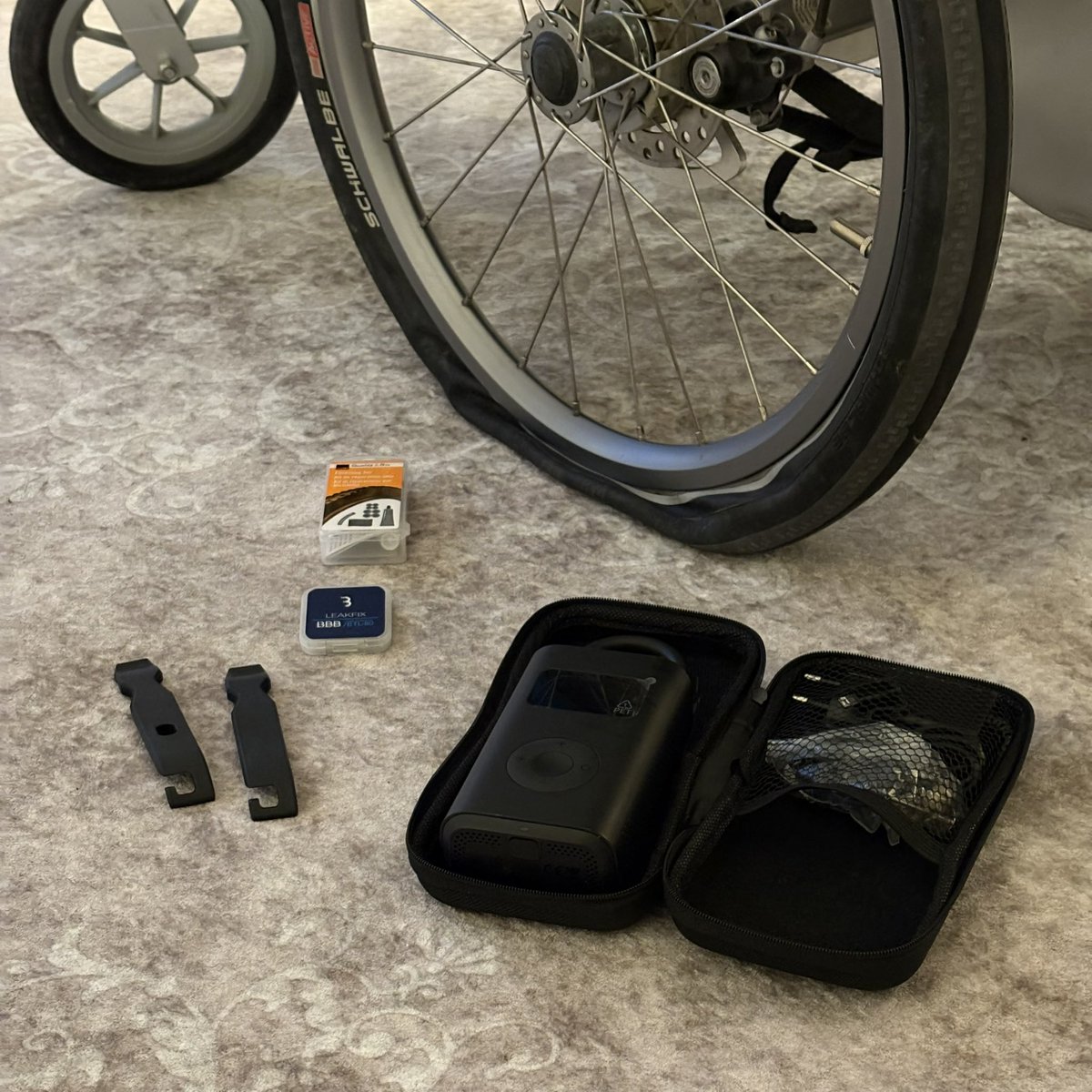 pascal_gujer's tweet image. Got a flat on our Thule Chariot bike trailer.
Realized: not just the tube - the whole tyre was done.
Lesson? Don’t wait till you’re stranded with kids onboard. 🚲👶
Swapped the tyre, pumped it back up with my fav tool:
➡️ Xiaomi Portable Electric Air Compressor
✅ Up to 10 bar…
