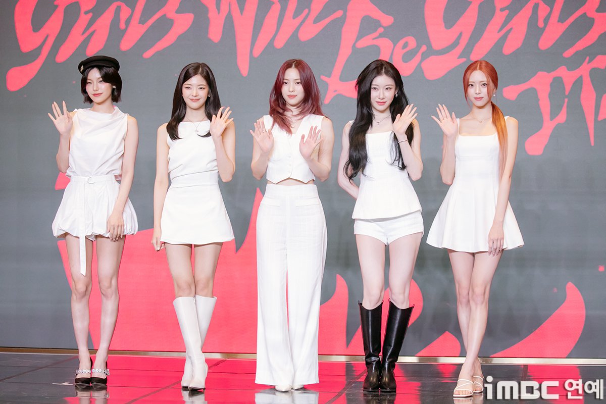 imbcenews's tweet photo. [포토] 있지 컴백, 멋진 완전체 
#있지 #ITZY #예지 #YEJI #리아 #LIA 
#류진 #RYUJIN #채령 #CHAERYEONG 
#유나 #YUNA #ITZY_GirlsWillBeGirls #ITZY_GWBG 
#GWBG #기자간담회_250609 [iMBC연예]

있지(ITZY 예지 리아 류진 채령 유나)는 타이틀곡 ‘Girls Will Be Girls’(걸스 윌 비 걸스)로 활발한 활동을 펼친다.

⬇️고화질 Click Plz⬇️
https://t.co/U4PwL0E2k2