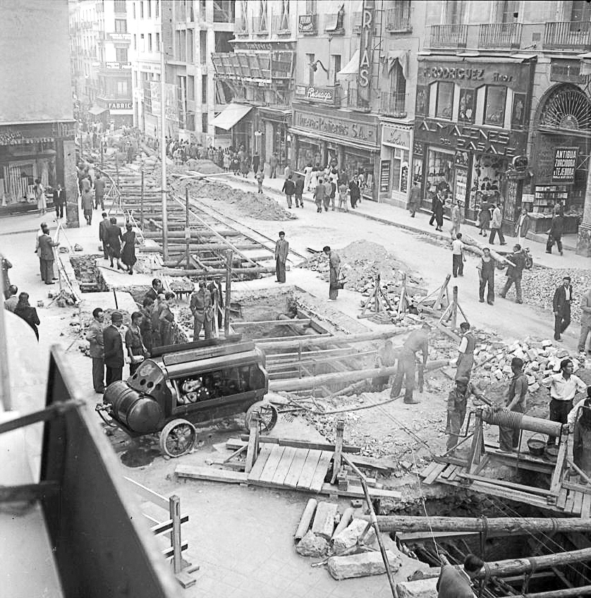La calle Montera de Madrid en obras. 1948.