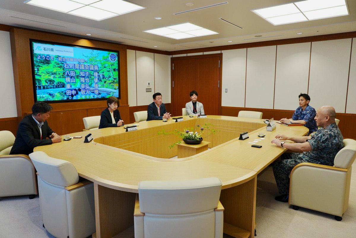 jjoc_pa's tweet image. 6月5日、石川県議会のメンバー(八田副議長、横山議員、車議員、田中議員)が統合作戦司令官を訪問し、能登半島地震や大雨に伴う災害派遣に参加した自衛隊部隊への感謝の意を伝えました。この訪問では、災害に対する迅速な対応を確保するための自衛隊と地域自治体の協力の重要性が改めて強調されました。