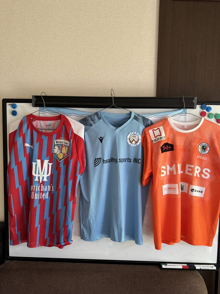 risingPANsan's tweet image. 朝活もりちゃんずユナイテッド⚽️
監督のご好意でユニフォーム一色いただきました🥺
家にまたサッカー芸人チームのユニフォームが増えました🫶
左から
#もりちゃんずユナイテッド
#神保CITY
#SMILERS