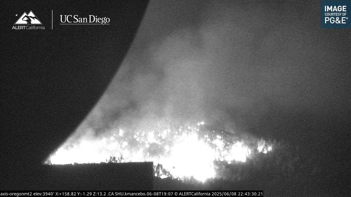 DanielFireTruck's tweet image. #ReadingFire OES Intel 12 has mapped the Fire at 39 acres.