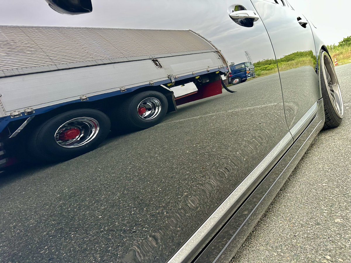 最近はトラックばっかりだったし
半日掛けてポリッシャーで磨いた🫢
思ったより綺麗になったしまあいっか🤣

今週からまたセロリ始まるし
長野方面に度々お邪魔しまーす🚛
って事で今日はお疲れ様でした🤟🥱