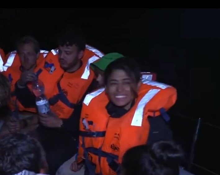 Elle est arrêtée, mais elle a gagné. Bravo #RimaHassan pour ce beau sourire de la victoire 
#flotilledelaliberte #MadleenToGaza