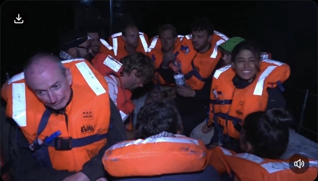 AK_Lahmar's tweet image. Rima Hassan l’avait promis. Elle a souri. Elle n’a jamais tremblé face à l’armée criminelle de Netanyahu.

Mais il est inacceptable que les forces armées d’un État dirigé par un homme visé par un mandat d’arrêt de la CPI puissent interpeller une élue française — dans le silence…