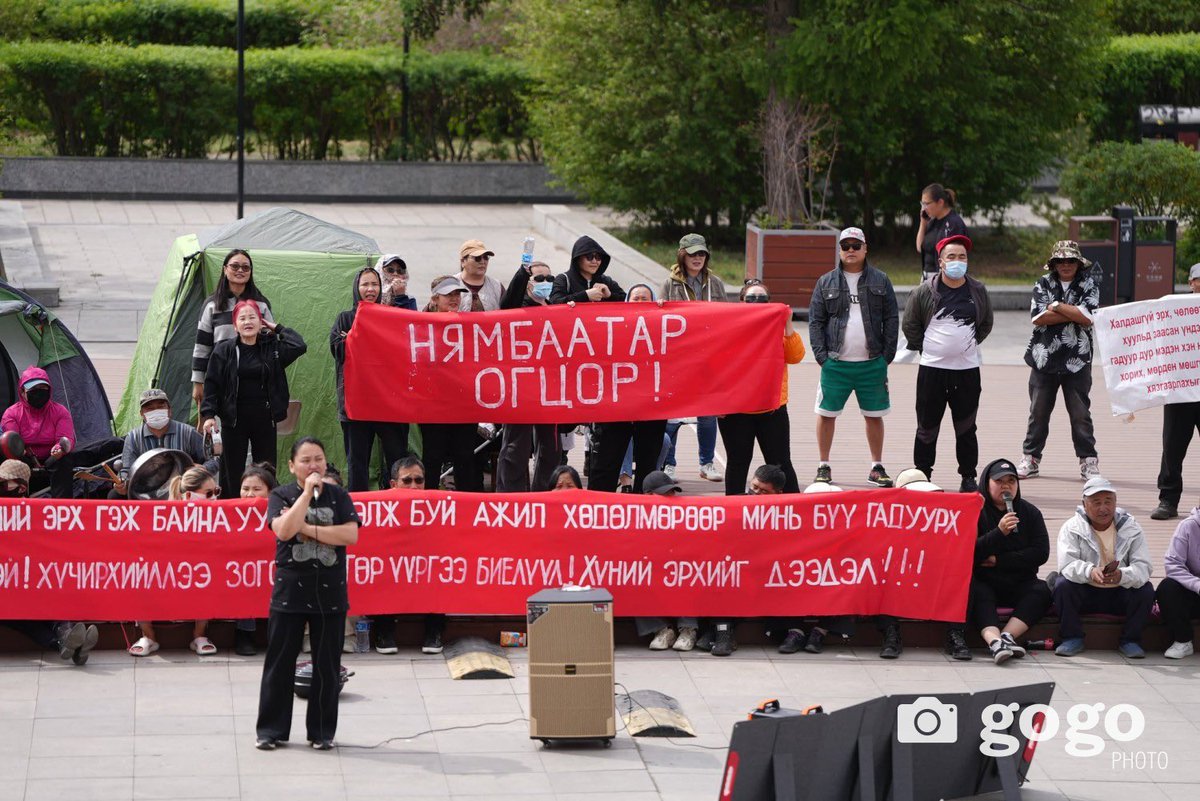 ТҮЦ -үүдийг шөнөөр буцааж тавингуутаа өглөө нь жагсаал хийж байдаг шүү. Хэвлэлээр бас төлбөртэй мэдээ цацуулаад л. Том юмаа ТҮЦ.