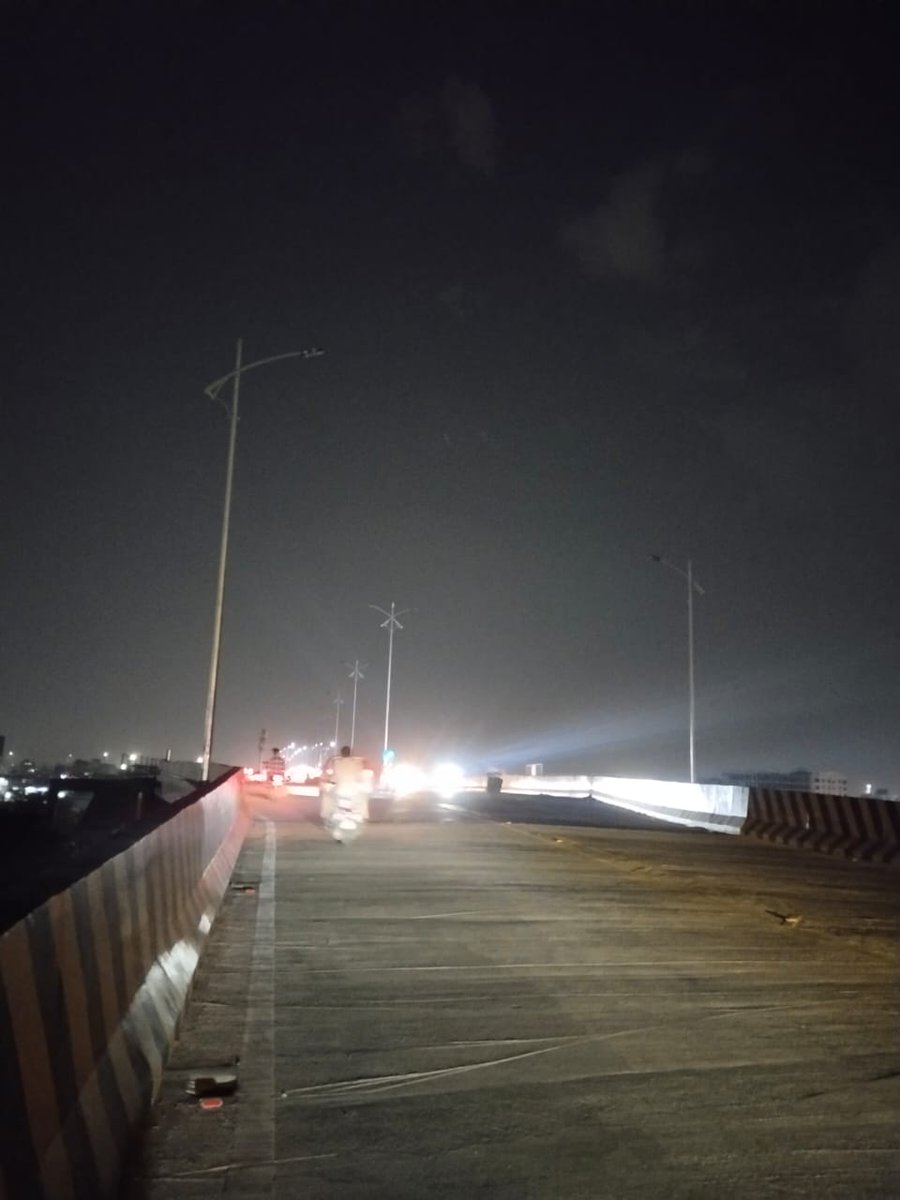 anjaya1905's tweet photo. ADMINISTRATOR RAJ!
🚨 NEWLY OPENED FLYOVER IN DARKNESS! 🚨
Streetlights have stopped working within days of opening the flyover to traffic, leaving it pitch dark and unsafe at night between Shanti Nagar Garden and Shiv Shakti Hotel in East/North Nagpur.
Only one side of the flyover is open, and now the absence of lighting is doubling the risk and inconvenience for citizens.
Why such poor planning, execution and misuse of public money across Nagpur?

#Nagpur #FlyoverNegligence #StreetlightFailure #PublicSafetyCrisis #AdministratorRaj
#savenagpur @nitin_gadkari @Dev_Fadnavis @NitinRaut_INC @VikasThakreINC @PravinDatke @SandipJoshiNGP @ngpnmc @nmccommissioner @Maharail_Corp