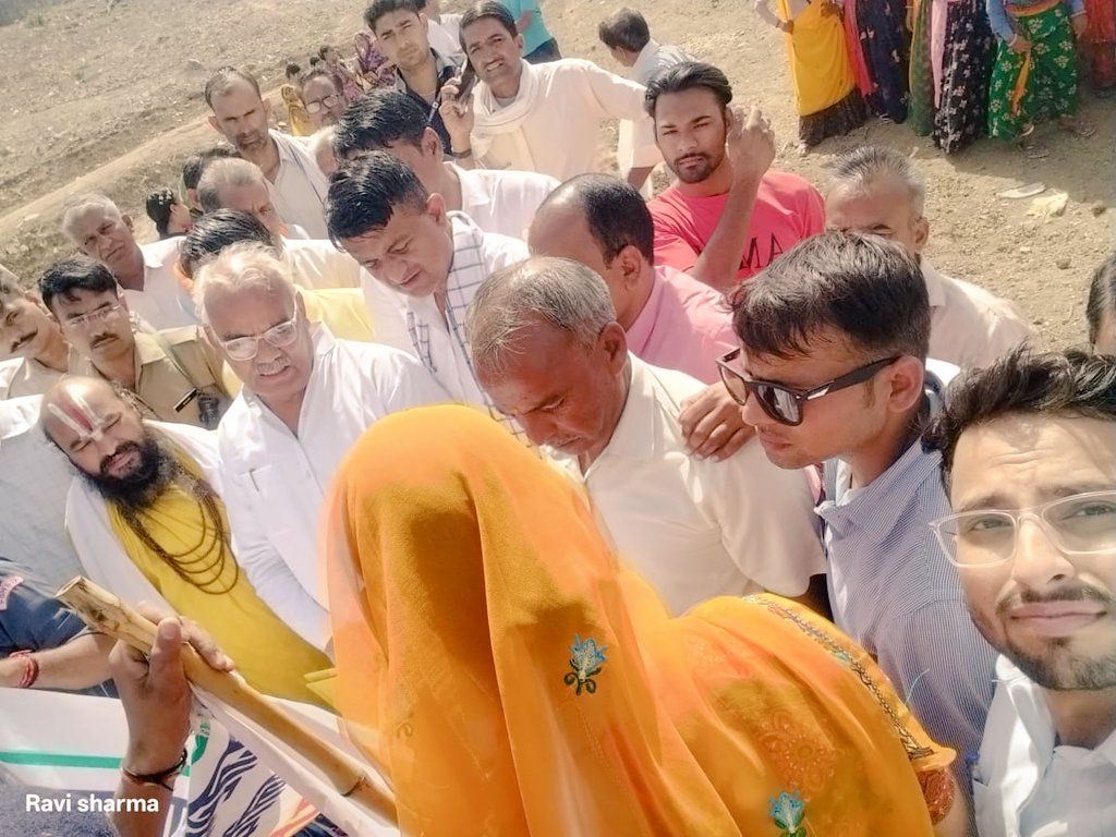 कंप्यूटर साथी BCI (@computer_sathi_) on Twitter photo #आज रामगढ़ बांध पर श्रमदान करने पहुंचे माननीय शिक्षामंत्री <a href="/madandilawar/">Madan Dilawar</a> जी व विधायक <a href="/Mahendrapal7961/">Mahendra Pal Meena</a> जी को ज्ञापन देकर कंप्यूटर अनुदेशकों का कैडर विस्तार व वेतन विसंगतियों के बारे में अवगत करवाया।
मंत्री महोदय ने आश्वासन दिया कि ये मेरे संज्ञान में है इस पर कार्य किया जा रहा है। #आज रामगढ़ बांध पर श्रमदान करने पहुंचे माननीय शिक्षामंत्री <a href="/madandilawar/">Madan Dilawar</a> जी व विधायक <a href="/Mahendrapal7961/">Mahendra Pal Meena</a> जी को ज्ञापन देकर कंप्यूटर अनुदेशकों का कैडर विस्तार व वेतन विसंगतियों के बारे में अवगत करवाया।
मंत्री महोदय ने आश्वासन दिया कि ये मेरे संज्ञान में है इस पर कार्य किया जा रहा है।