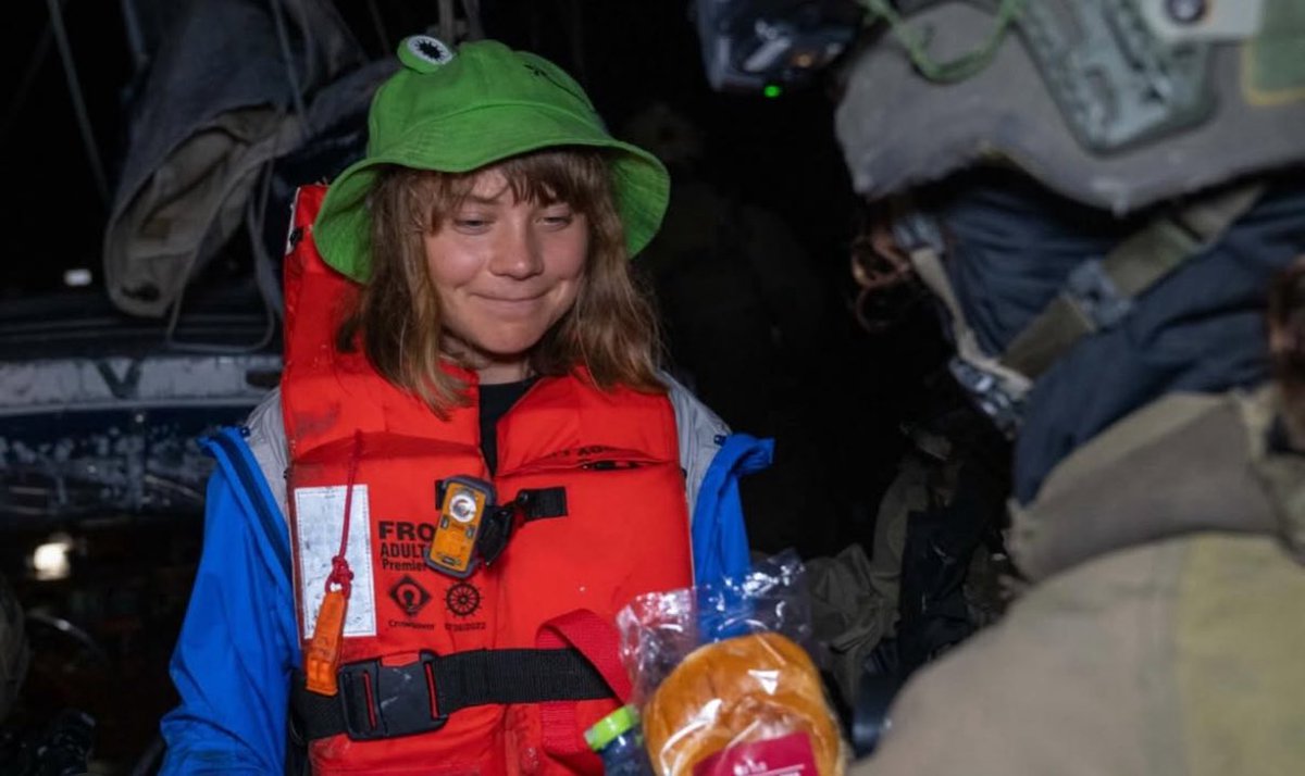 Und jetzt zu Dir, Tarek. Wir wissen ja, dass du genau wie die Passagiere der Flotilla zu gerne Hass-Propaganda teilst. Aber für wie dumm hälst du die Menschen? Da wurde kein Schiff „gestürmt“ und das ist auch nicht das letzte Foto. 
Die israelische Armee kam an Bord, freundlicher