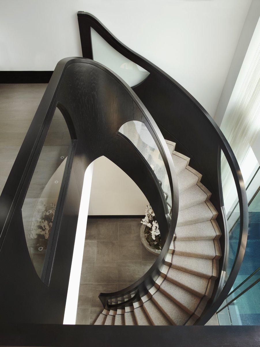 kellyhoppen's tweet photo. Light has a way of revealing the soul of dark wood. It draws out the grain, the texture, the quiet richness that gives a room weight and warmth. I love the contrast  how natural light softens the depth, bringing movement to even the most grounded materials. https://t.co/jLo3ngfg2R