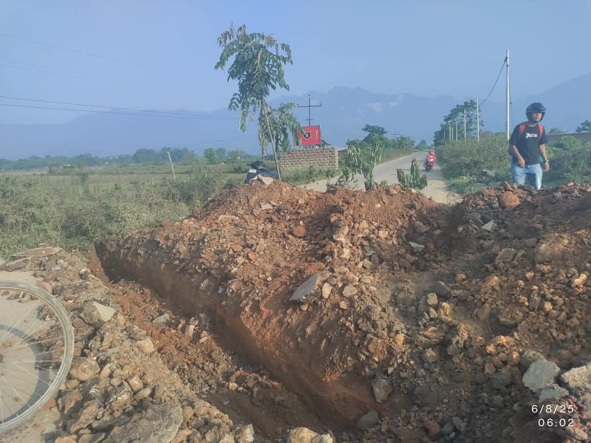 Manipur: Meitei terrorists chased Indian security forces, burnt down SDC Yairipok &amp; Cut off National Highways &amp; seems even <a href="/Spearcorps/">SpearCorps.IndianArmy</a> is helpless. Why no force allowed to use against these anti-national elements while peaceful Kuki protestors are met with bullets?
<a href="/HMOIndia/">गृहमंत्री कार्यालय, HMO India</a>