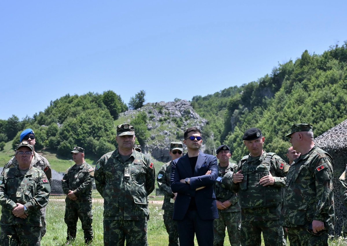 Në📍Bizë bashkë me Shefi i Shtabit të Përgjithshëm të FA - Gjenerallejtënant Arben Kingji dhe me Forcat e Armatosura 🇦🇱 që përmbyllën me sukses stërvitjen “Defender Europe 2025” 💪.

Mirënjohje për djemtë dhe vajzat tona që dëshmuan përkushtim, profesionalizëm dhe aftësi të larta