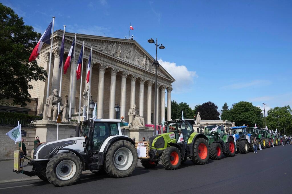 🚨 FERMIERS EN COLÈRE : L’ACCORD UE-MERCOSUR EST UNE TRAHISON.
Pendant que Macron sourit à Lula, les agriculteurs français, espagnols et polonais descendent dans la rue.
💣 Pourquoi ?
Parce qu’on veut inonder l’Europe de viande, sucre et céréales OGM, sans traçabilité, sans