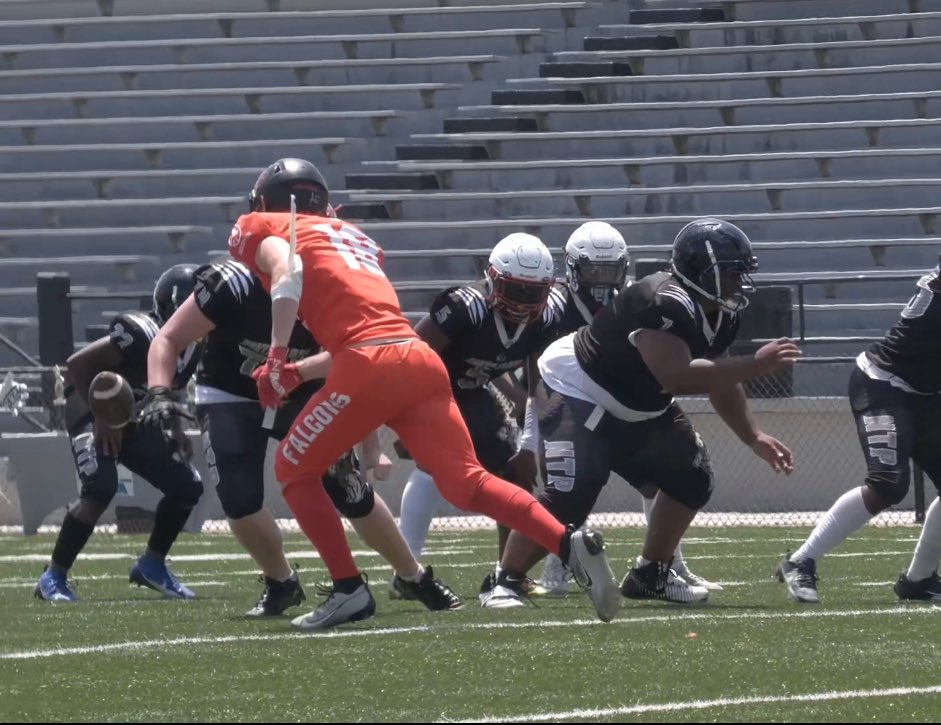 codyhouse2024's tweet image. 6’4
200 lbs DE/TE
Squat 385
Post grad commit