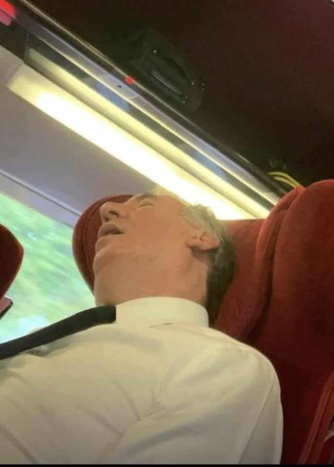 rueaffre's tweet image. La France 

#FlotillaUnderAttack 
#RimaHassan #Greta