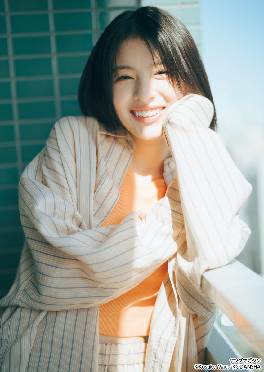 出口夏希、自然光の中やわらかな笑顔✨ 『ヤンマガ』表紙・巻頭