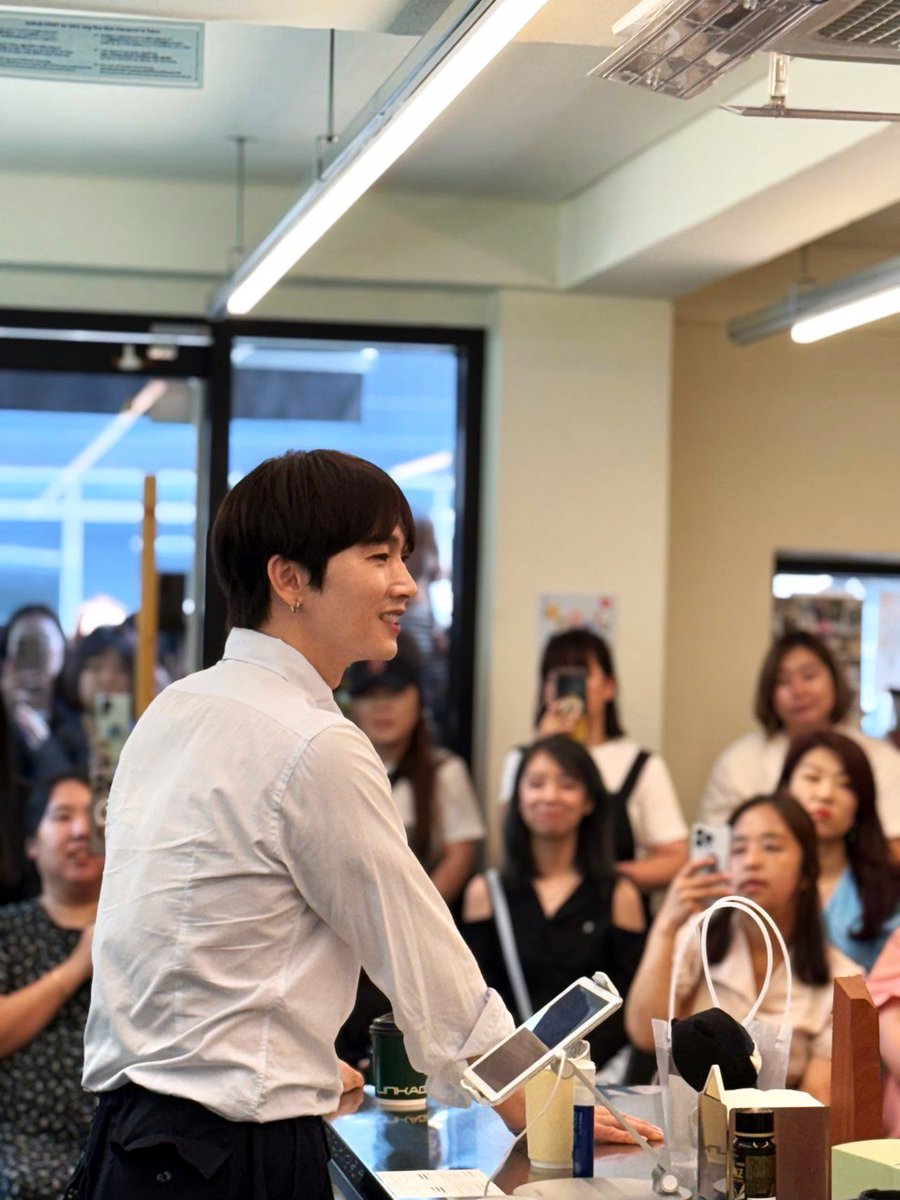 아니 어떻게 이렇게 말랑폭닥할 생각을 했지?
너무 대단하다 진짜...💙
어떻게 팬들 마음을 흔들 생각을 했지?
너무 사랑스럽다 진짜...💙

팬 여러분들 덕분에 행복했던 2025 장우혁의 기부 프로젝트 일일찻집 vol.3☕️ 모두 모두 감사합니다💙

#장우혁 #일일찻집 #링키지커피 #기부프로젝트