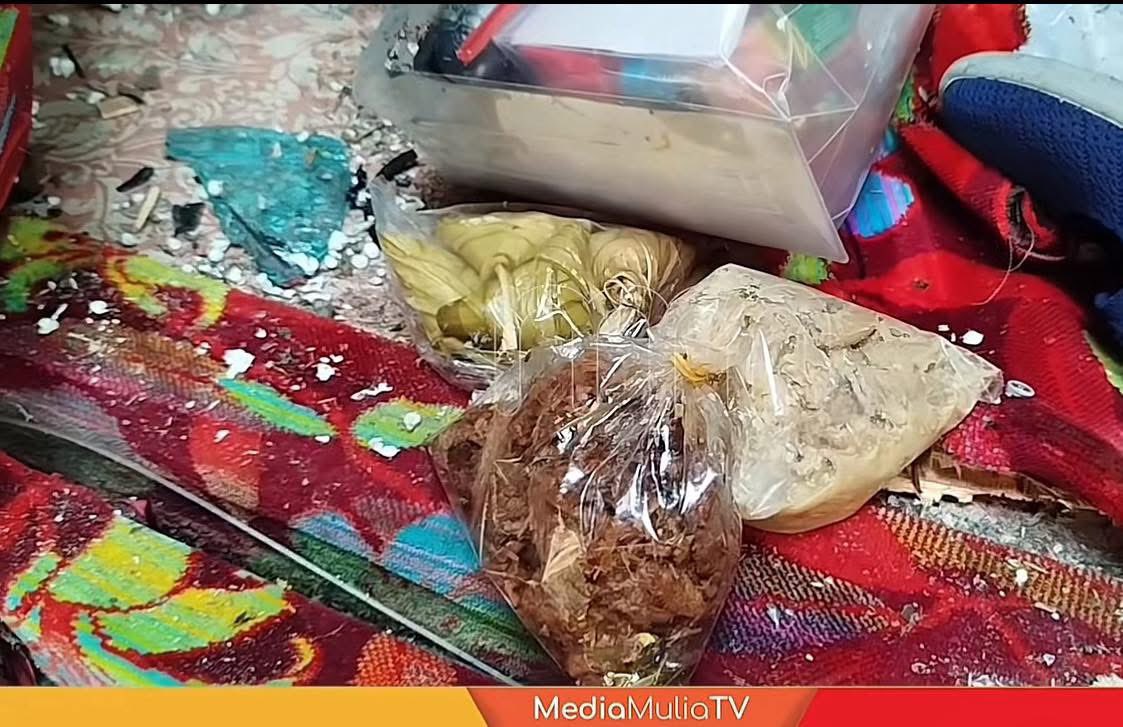 redzuanNewsMPB's tweet photo. Tragedi bas bawa penuntut UPSI

Bekalan ketupat, rendang dan makanan dari kampung yang bertaburan di lokasi kejadian mengundang rasa sebak orang ramai.

Setakat ini 15 disahkan maut, 27 cedera termasuk 7 parah.

4 sekeluarga dalam Alza turut cedera. https://t.co/JJ3V5WdLdq