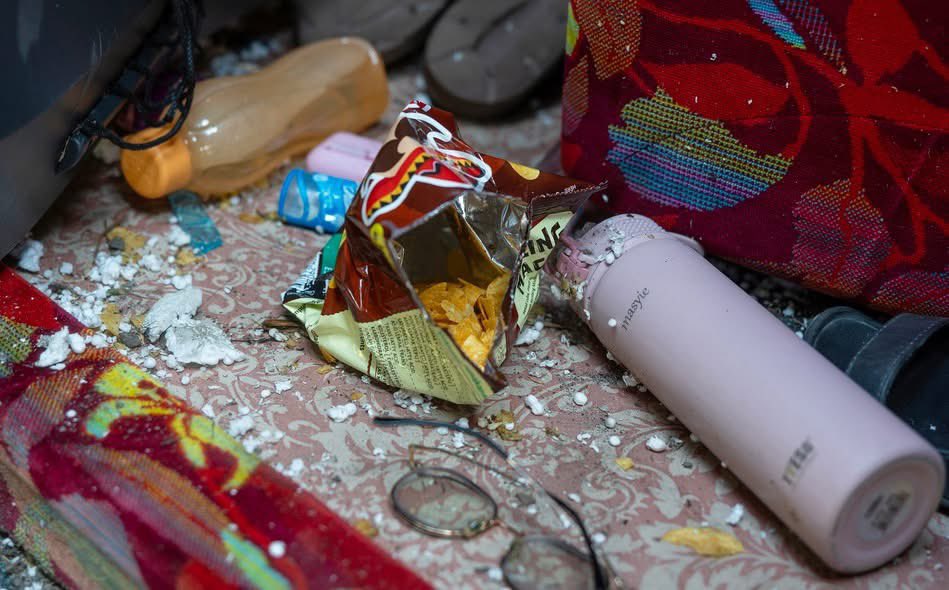 redzuanNewsMPB's tweet photo. Tragedi bas bawa penuntut UPSI

Bekalan ketupat, rendang dan makanan dari kampung yang bertaburan di lokasi kejadian mengundang rasa sebak orang ramai.

Setakat ini 15 disahkan maut, 27 cedera termasuk 7 parah.

4 sekeluarga dalam Alza turut cedera. https://t.co/JJ3V5WdLdq