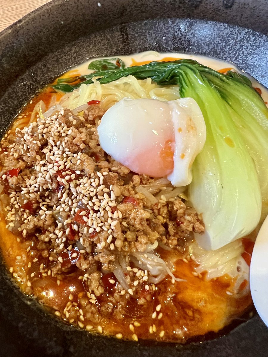 お昼は #横濱家🍜

あたしゃいつものラーメン
withニラもやし&amp;無料味玉

もやし汁で味が薄まる想定で、味濃いめオーダー

無限ザーサイと無限ニンニン
ここのニンニンのパンチ力がヤベェのよ

ドンパッチのように口の中で刻みが弾けるわ！
ムッハーー！
(´・∀・｀)🧄🧄

母ちゃんは冷やし豆乳担々麺