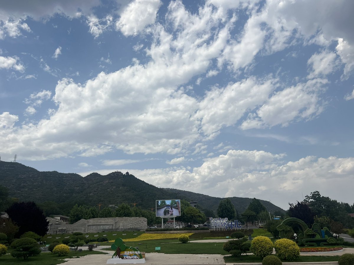 青山、白云、蓝天。