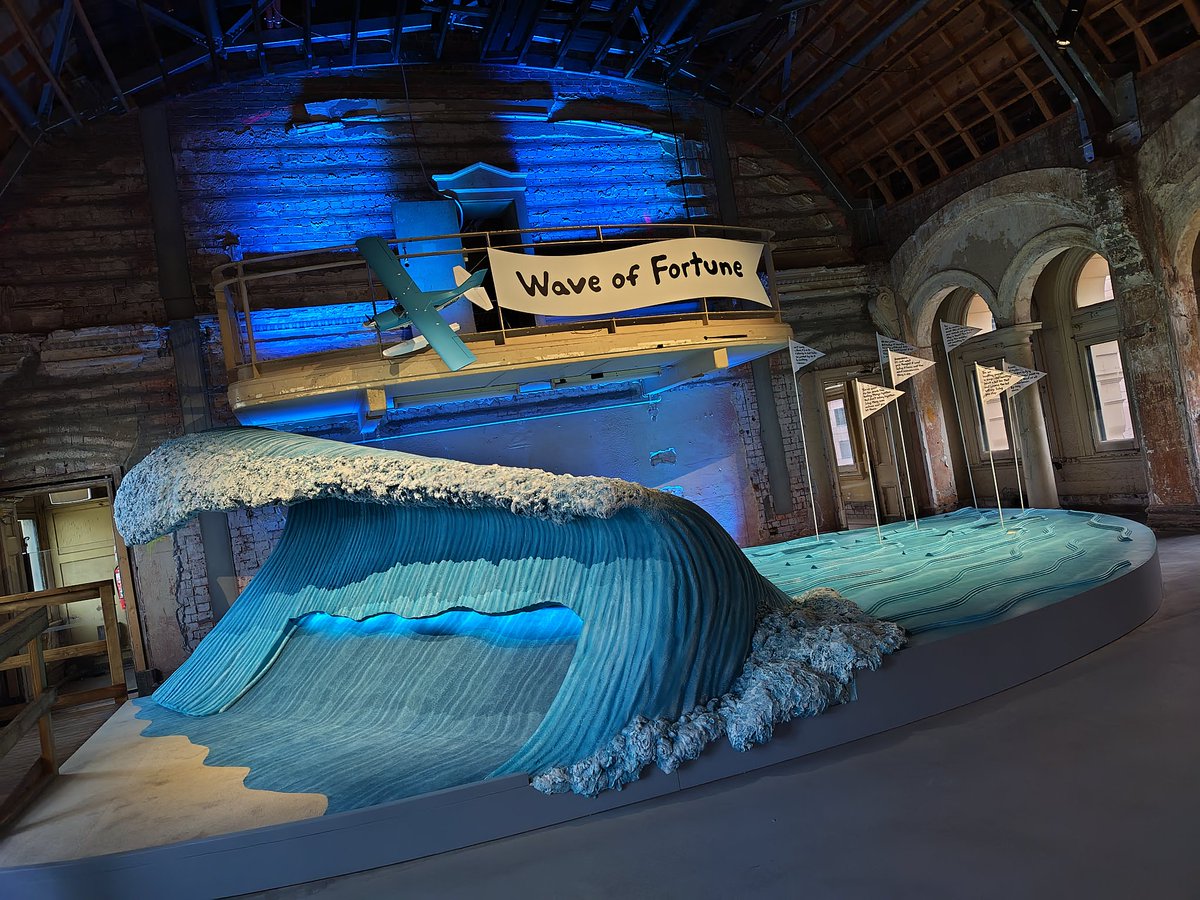 The Guardianでも紹介されてました

ミニゴルフコースにはミランダ・ジュライも参加してるよ！

大きな波のゴルフコースの。
運命の波に乗って占うゴルフ

写真のリス尻尾してるのは設営を一緒にしてくれた、ミュシャ✨️
カラオケ仲間🎤

theguardian.com/artanddesign/2…