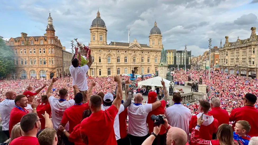 In pictures: Hull KR Challenge Cup victory parade bbc.co.uk/news/articles/…