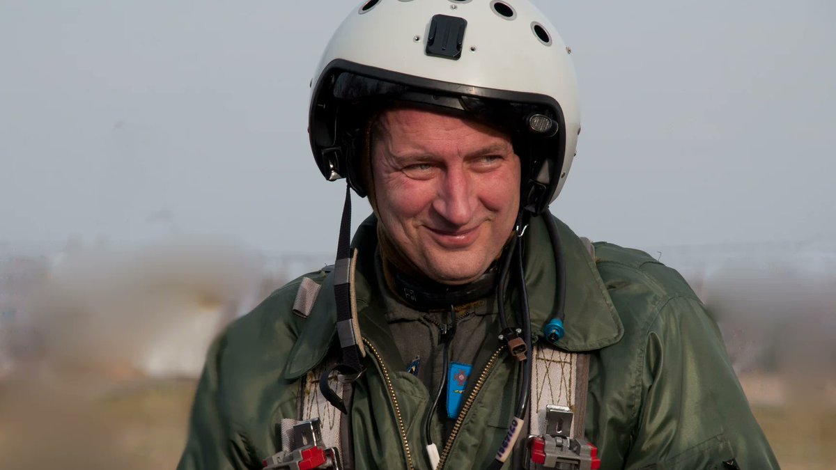 HromadskeUA's tweet image. Два найдосвідченіших українських льотчики слідують курсом над Києвом. Раптом помічають два Су-25 противника — озброєні й швидкі. Вони летять бомбити столицю.

Пілоти атакують ворожі штурмовики. Один падає за містом, уражений ракетою. Другого український авіатор, не використовуючи…