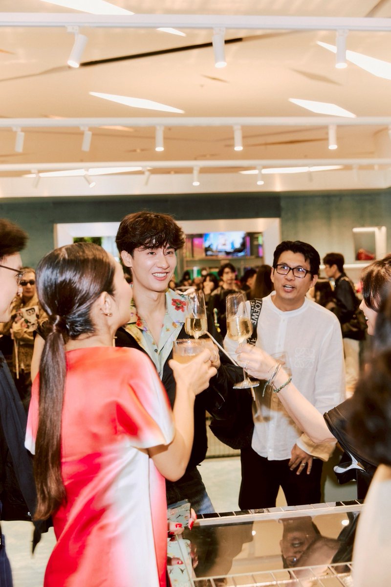 Siam_Paragon's tweet photo. เต ตะวัน วิหครัตน์ ร่วมงานเปิด LOEWE Puzzle 10th Anniversary Pop-Up ณ Hall of Fame ชั้น M สยามพารากอน

#LOEWExTayTawan #LOEWE #Tawan_V @Tawan_V #SiamParagon https://t.co/2Q3gKv6cpL