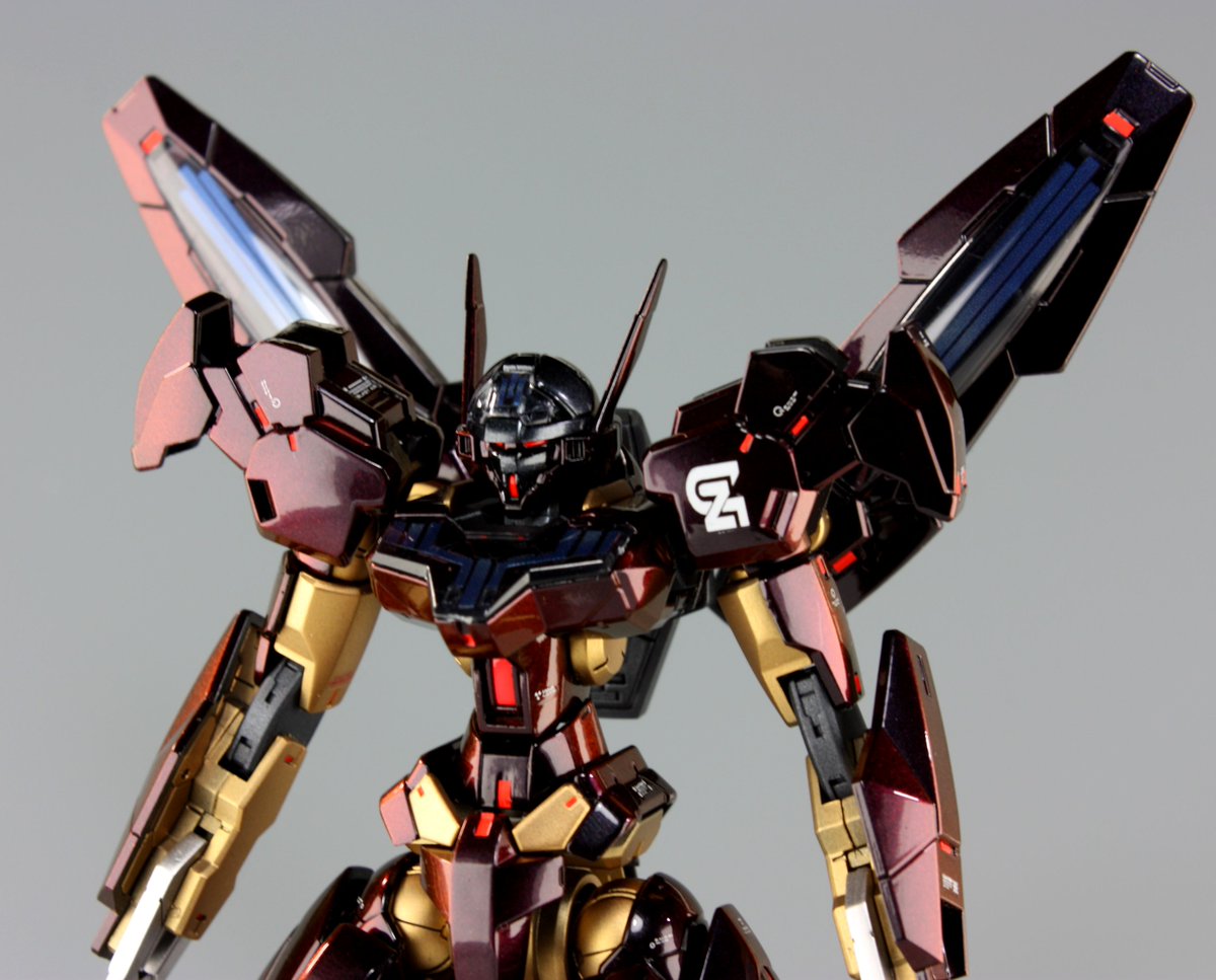 HG水星の魔女／ガンドノード1/144
八展2025で行われたtaka大佐の企画展示に参加するため製作しました
実車のプラ部品下地処理と同じ工程を踏んで塗装、ウレタン仕上げです
本体はブラック・チェリーレッドの偏光顔料、関節類のゴールド/ガンメタは艶消しウレタン。全て自家調色です
#水星の魔女