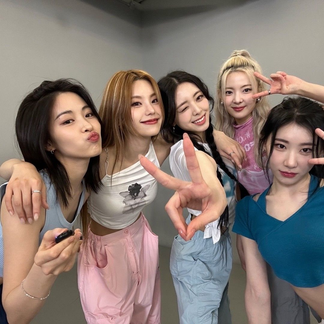 rjddaengs's tweet image. “when I’m with my members I feel like I go back to being a kid” - ryujin