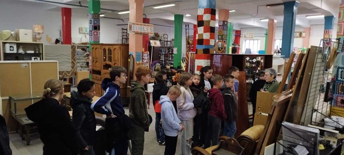 Dans le cadre de l'opération Jeunes en librairie, un groupe d'élèves de 6ème 🧏‍♀️🧏 est allé visiter Recyclune pour découvrir comment donner une seconde vie aux livres 📖 que l'on ne veut plus. 

Merci à Recyclune pour son accueil chaleureux 🙏

#jeunesenlibrairie #recyclune