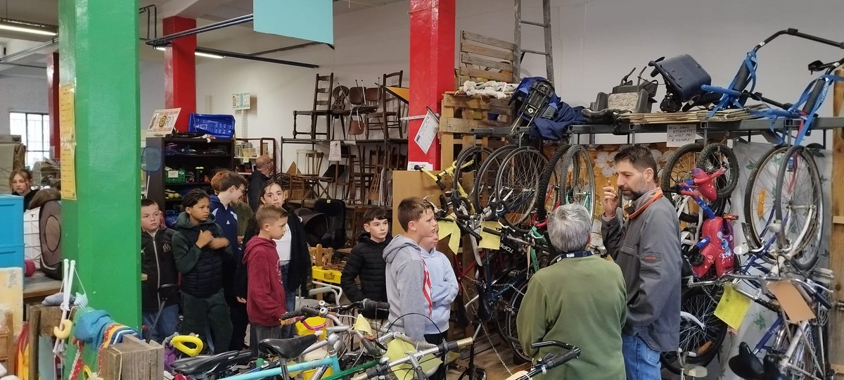 CollegeGuerin's tweet photo. Dans le cadre de l'opération Jeunes en librairie, un groupe d'élèves de 6ème 🧏‍♀️🧏 est allé visiter Recyclune pour découvrir comment donner une seconde vie aux livres 📖 que l'on ne veut plus. 

Merci à Recyclune pour son accueil chaleureux 🙏

#jeunesenlibrairie #recyclune https://t.co/6UQyVdd5td