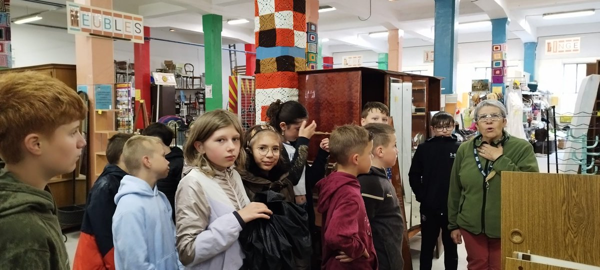 CollegeGuerin's tweet photo. Dans le cadre de l'opération Jeunes en librairie, un groupe d'élèves de 6ème 🧏‍♀️🧏 est allé visiter Recyclune pour découvrir comment donner une seconde vie aux livres 📖 que l'on ne veut plus. 

Merci à Recyclune pour son accueil chaleureux 🙏

#jeunesenlibrairie #recyclune https://t.co/6UQyVdd5td