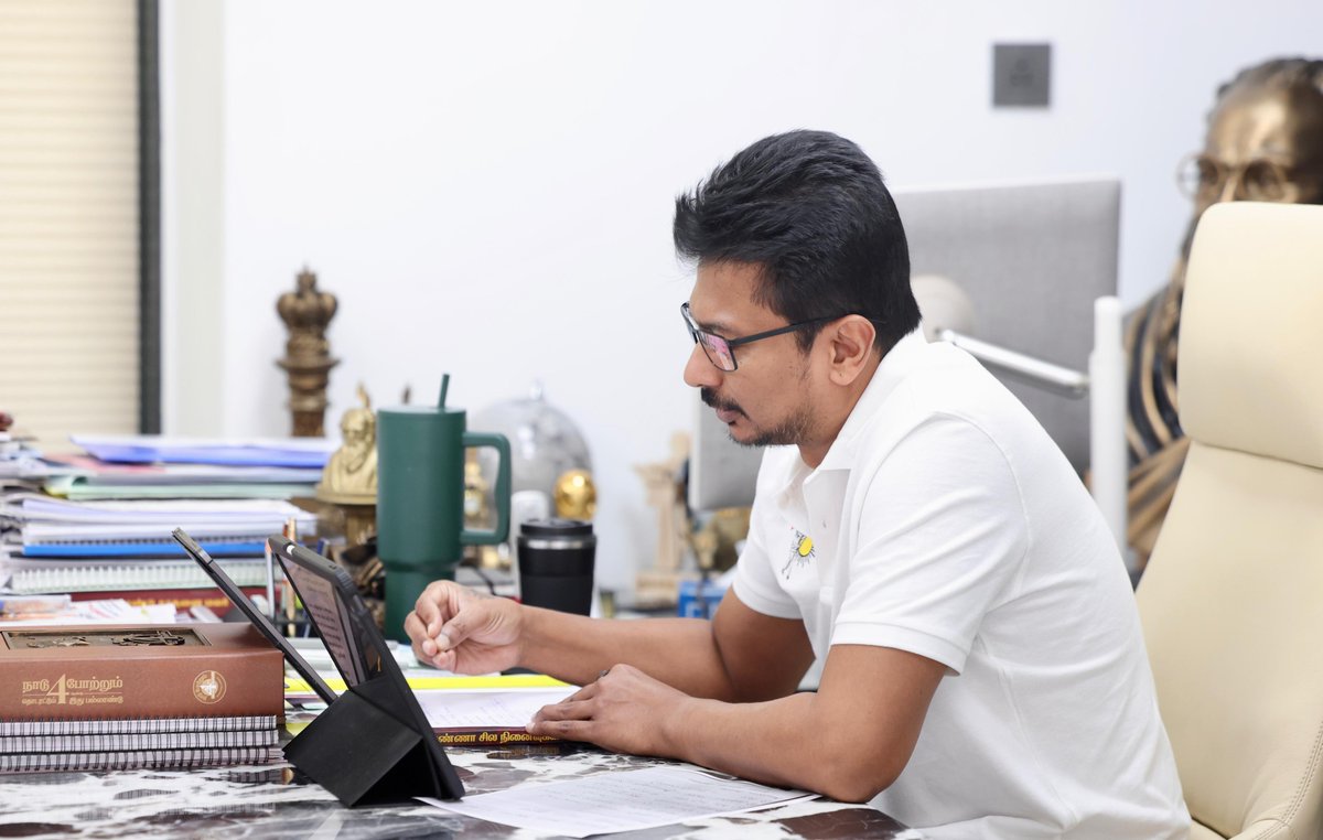 Udhaystalin's tweet photo. கழகத்தின் வலிமையை மென்மேலும் கூட்டிட #ஓரணியில்_தமிழ்நாடு என்ற உறுப்பினர் சேர்ப்புத் திட்டத்தை உடன்பிறப்புகள் வீடு வீடாகச் சென்று மேற்கொள்ள வேண்டும் என மதுரை பொதுக் குழுவில் சிறப்புத் தீர்மானம் ஒன்றை நிறைவேற்றினார் கழகத் தலைவர்-மாண்புமிகு முதலமைச்சர் @mkstalin அவர்கள். 

அதனைச் சிறந்த முறையில் செயல்படுத்த கழகத் தலைவர் தலைமையில் இன்று நடைபெற்ற, மாவட்டக் கழகச் செயலாளர்கள் – நாடாளுமன்ற, சட்டமன்ற உறுப்பினர்கள் – தொகுதிப் பார்வையாளர்கள் கலந்துகொண்ட ஆலோசனைக் கூட்டத்தில் பங்கேற்றோம். 

கழக இளைஞர் அணியில் மேற்கொள்ளப்பட்டு வரும் பணிகளை எடுத்துக்கூறி, #ஓரணியில்_தமிழ்நாடு உறுப்பினர் சேர்க்கைக்கும் இளைஞர் அணி தனது முழு ஒத்துழைப்பை வழங்கிடும் எனவ��ம் உரையாற்றினோம்.   

2026 சட்டமன்றத் தேர்தலில் கழகம் மகத்தான வெற்றி பெற்று ஆட்சியைத் தொடர, ஒவ்வொரு வாக்குச்சாவடியிலும் 30 விழுக்காடுகளுக்கும் அதிகமான வாக்காளர்களை கழக உறுப்பினர்களாக இணைக்க உறுதியேற்போம்! 

ஓரணியில் நின்று  #வெல்வோம்_இருநூறு #படைப்போம்_வரலாறு! @arivalayam