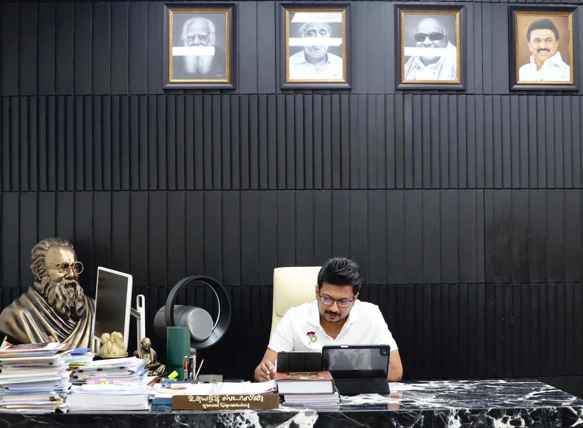Udhaystalin's tweet photo. கழகத்தின் வலிமையை மென்மேலும் கூட்டிட #ஓரணியில்_தமிழ்நாடு என்ற உறுப்பினர் சேர்ப்புத் திட்டத்தை உடன்பிறப்புகள் வீடு வீடாகச் சென்று மேற்கொள்ள வேண்டும் என மதுரை பொதுக் குழுவில் சிறப்புத் தீர்மானம் ஒன்றை நிறைவேற்றினார் கழகத் தலைவர்-மாண்புமிகு முதலமைச்சர் @mkstalin அவர்கள். 

அதனைச் சிறந்த முறையில் செயல்படுத்த கழகத் தலைவர் தலைமையில் இன்று நடைபெற்ற, மாவட்டக் கழகச் செயலாளர்கள் – நாடாளுமன்ற, சட்டமன்ற உறுப்பினர்கள் – தொகுதிப் பார்வையாளர்கள் கலந்துகொண்ட ஆலோசனைக் கூட்டத்தில் பங்கேற்றோம். 

கழக இளைஞர் அணியில் மேற்கொள்ளப்பட்டு வரும் பணிகளை எடுத்துக்கூறி, #ஓரணியில்_தமிழ்நாடு உறுப்பினர் சேர்க்கைக்கும் இளைஞர் அணி தனது முழு ஒத்துழைப்பை வழங்கிடும் எனவ��ம் உரையாற்றினோம்.   

2026 சட்டமன்றத் தேர்தலில் கழகம் மகத்தான வெற்றி பெற்று ஆட்சியைத் தொடர, ஒவ்வொரு வாக்குச்சாவடியிலும் 30 விழுக்காடுகளுக்கும் அதிகமான வாக்காளர்களை கழக உறுப்பினர்களாக இணைக்க உறுதியேற்போம்! 

ஓரணியில் நின்று  #வெல்வோம்_இருநூறு #படைப்போம்_வரலாறு! @arivalayam