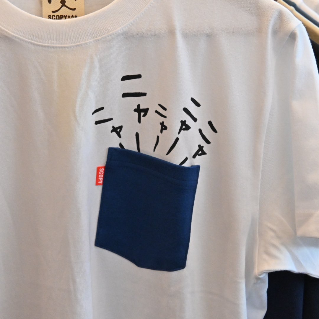 Zakkaya_Oukan's tweet photo. 本日より始まった #Tシャツまつり にはSCOPYの人気Tシャツ「隠れ猫」も入荷しております！

何やら騒がしいポケットの中には…

#SCOPY #スコーピー #Tシャツ https://t.co/iA3y8BFHLi