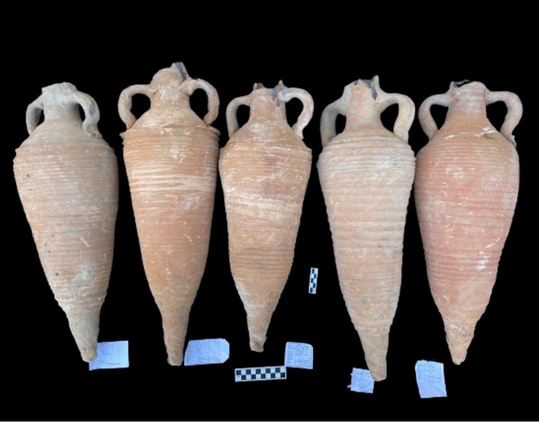 In Manqabad near the Egyptian city of Assiut, archaeologists unearthed the remains of a 6th- or 7th-century A.D. mudbrick Coptic-period building covered with murals that contained a variety of ceramics.

archaeology.org/news/2025/06/0…