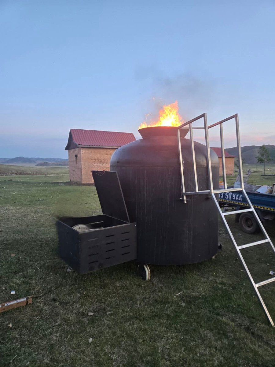 oddiinohin's tweet image. УИХ-ын гишүүн @UndramChinbat Амарбаясгалант хийд орчмын агаарын болон хөрсний бохирдлыг бууруулах зорилгоор 33 сая төгрөгийн өртөг бүхий 4 тоннын багтаамжтай, байгаль орчинд ээлтэй хог шатаах зуухыг хувийн хөрөнгө оруулалтаар хүлээлгэн өглөө.
Энэхүү зуух нь шаталтаас үүсэх утаа…