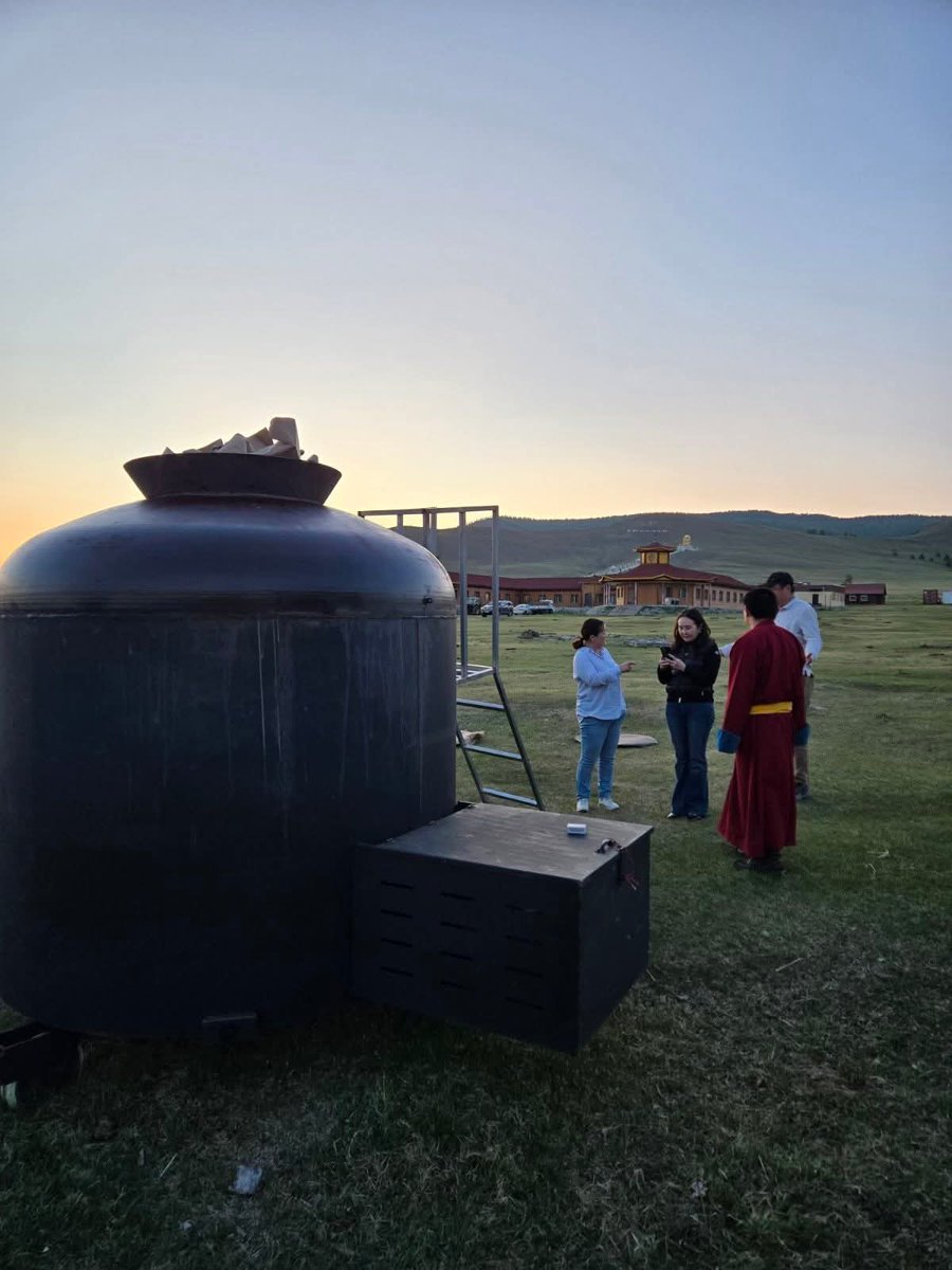 oddiinohin's tweet image. УИХ-ын гишүүн @UndramChinbat Амарбаясгалант хийд орчмын агаарын болон хөрсний бохирдлыг бууруулах зорилгоор 33 сая төгрөгийн өртөг бүхий 4 тоннын багтаамжтай, байгаль орчинд ээлтэй хог шатаах зуухыг хувийн хөрөнгө оруулалтаар хүлээлгэн өглөө.
Энэхүү зуух нь шаталтаас үүсэх утаа…