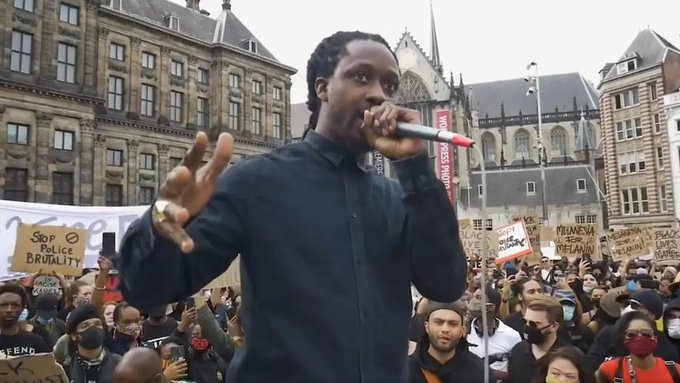Jan Roos deed die uitspraak in een satirisch programma.... Akwasi was op de dam bloedserieus maar kwam daar wel gewoon mee weg.... #TwoTierOM