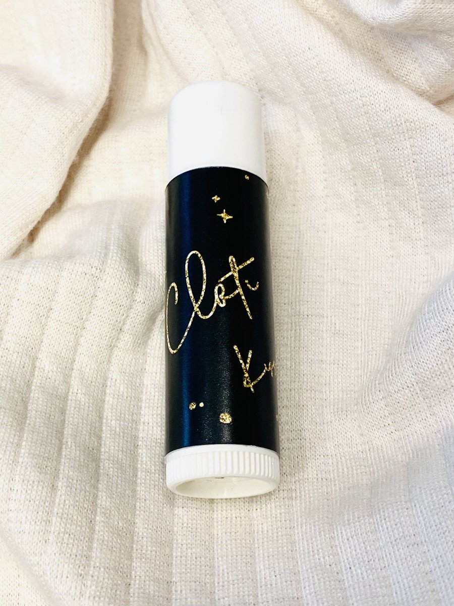 星月夜ノ約束にて、クラティキスアンソロジーを発行いたします！

会場頒布と自家通販にノベルティとしてピローケース、缶バッジ、ステッカーが付きます🌟

ステッカーはリップクリームに貼るとぴったりのサイズです💄

サンプルはツリーをご確認ください🥰

#星月夜ノ約束