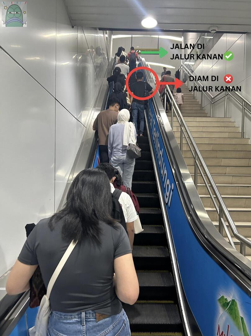 Di hari kerja 💚, ga akan ketemu org kayak gn, tapi kalau di hari libur pada muncul. 
1. Berdiri diam di jalur kanan (jalur org jalan).
2. Mau masuk lift / mrt, ga nunggu orang keluar dulu. Kok bisa ada org ga tau aturan?