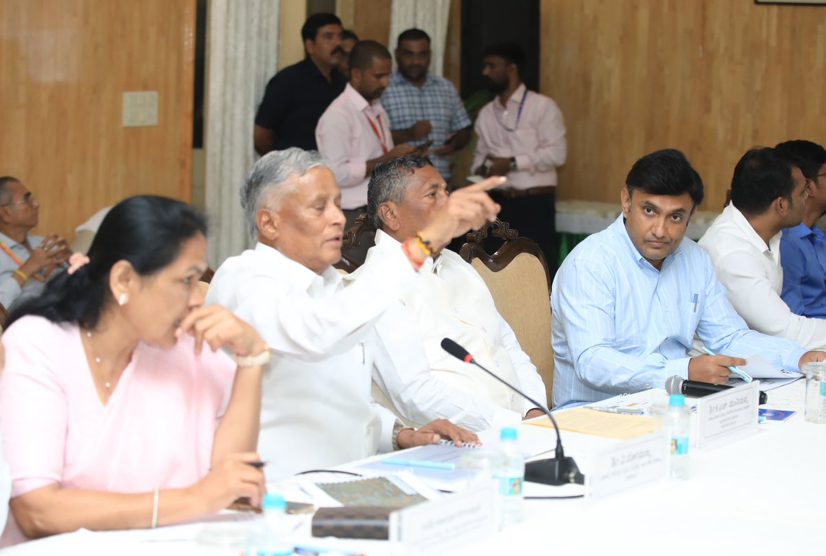 Dr Sudhakar K (@drsudhakar_) on Twitter photo ಕೇಂದ್ರ ರೈಲ್ವೆ ಖಾತೆ ರಾಜ್ಯ ಸಚಿವರಾದ ಶ್ರೀ <a href="/VSOMANNA_BJP/">V. Somanna</a> ಅವರ ನೇತೃತ್ವದಲ್ಲಿ ಇಂದು ನಡೆದ ಬೆಂಗಳೂರು ಹೊರ ವರ್ತುಲ ರೈಲ್ವೆ ಯೋಜನೆಯ ಪರಿಶೀಲನಾ ಸಭೆಯಲ್ಲಿ ಪಾಲ್ಗೊಳ್ಳಲಾಯಿತು.
ಈ ಸಭೆಯಲ್ಲಿ ಕೇಂದ್ರದ ರಾಜ್ಯ ಖಾತೆ ಸಚಿವರು ಹಾಗೂ ಬೆಂಗಳೂರು ಉತ್ತರ ಲೋಕಸಭಾ ಕ್ಷೇತ್ರದ ಸಂಸದರಾದ <a href="/ShobhaBJP/">Shobha Karandlaje</a>, ರಾಜ್ಯ ಸರ್ಕಾರದ ಸಚಿವರು ಹಾಗು ದೇವನಹಳ್ಳಿ ಕೇಂದ್ರ ರೈಲ್ವೆ ಖಾತೆ ರಾಜ್ಯ ಸಚಿವರಾದ ಶ್ರೀ <a href="/VSOMANNA_BJP/">V. Somanna</a> ಅವರ ನೇತೃತ್ವದಲ್ಲಿ ಇಂದು ನಡೆದ ಬೆಂಗಳೂರು ಹೊರ ವರ್ತುಲ ರೈಲ್ವೆ ಯೋಜನೆಯ ಪರಿಶೀಲನಾ ಸಭೆಯಲ್ಲಿ ಪಾಲ್ಗೊಳ್ಳಲಾಯಿತು.
ಈ ಸಭೆಯಲ್ಲಿ ಕೇಂದ್ರದ ರಾಜ್ಯ ಖಾತೆ ಸಚಿವರು ಹಾಗೂ ಬೆಂಗಳೂರು ಉತ್ತರ ಲೋಕಸಭಾ ಕ್ಷೇತ್ರದ ಸಂಸದರಾದ <a href="/ShobhaBJP/">Shobha Karandlaje</a>, ರಾಜ್ಯ ಸರ್ಕಾರದ ಸಚಿವರು ಹಾಗು ದೇವನಹಳ್ಳಿ