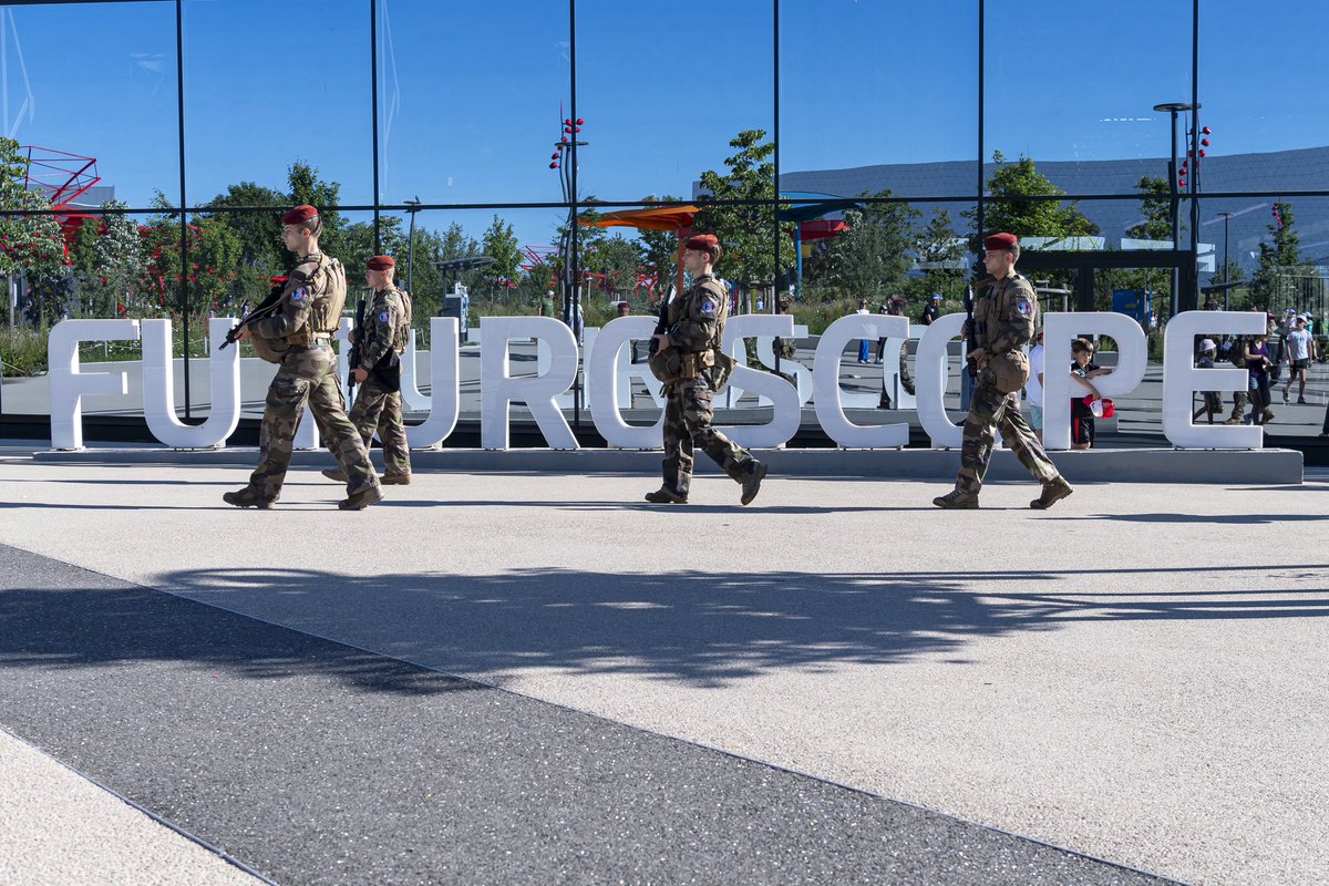 Silencieux. Déterminés. Partout en France, les soldats de l’opération #Sentinelle veillent sur vous, 24h/24.

Des sites sensibles aux lieux du quotidien, leur vigilance vous accompagne.