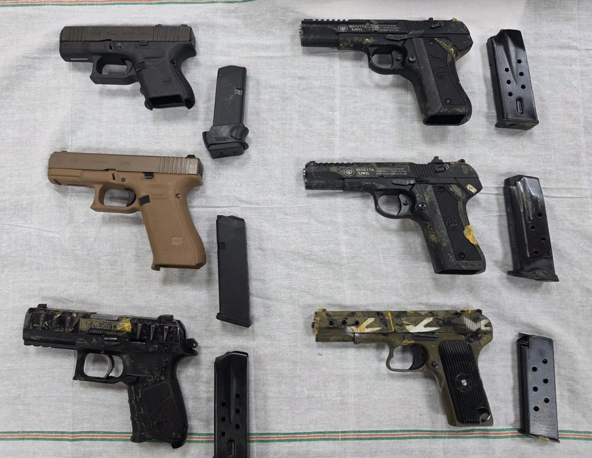 DGP Punjab Police (@dgppunjabpolice) on Twitter photo In a major crackdown on arms smuggling networks, the Anti-Narcotics Task Force, Punjab (#ANTF), <a href="/BorderRange/">Border Range Police</a>, #Amritsar arrests 3 associates of Jugraj Singh with 6 sophisticated foreign-made weapons smuggled from across the border.
Preliminary investigation reveals, Kingpin In a major crackdown on arms smuggling networks, the Anti-Narcotics Task Force, Punjab (#ANTF), <a href="/BorderRange/">Border Range Police</a>, #Amritsar arrests 3 associates of Jugraj Singh with 6 sophisticated foreign-made weapons smuggled from across the border.
Preliminary investigation reveals, Kingpin