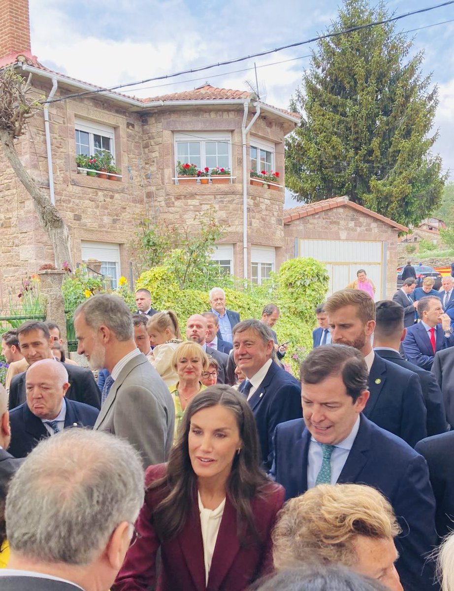 Aranchalee's tweet photo. @agropopular Han estado en Brañosera el Martes al mediodia y tuve la suerte de estar alli para darles la mano, charlar, asistir a su presentación etc… mis padres son de Brañosera si. https://t.co/KtpYXI8lEg