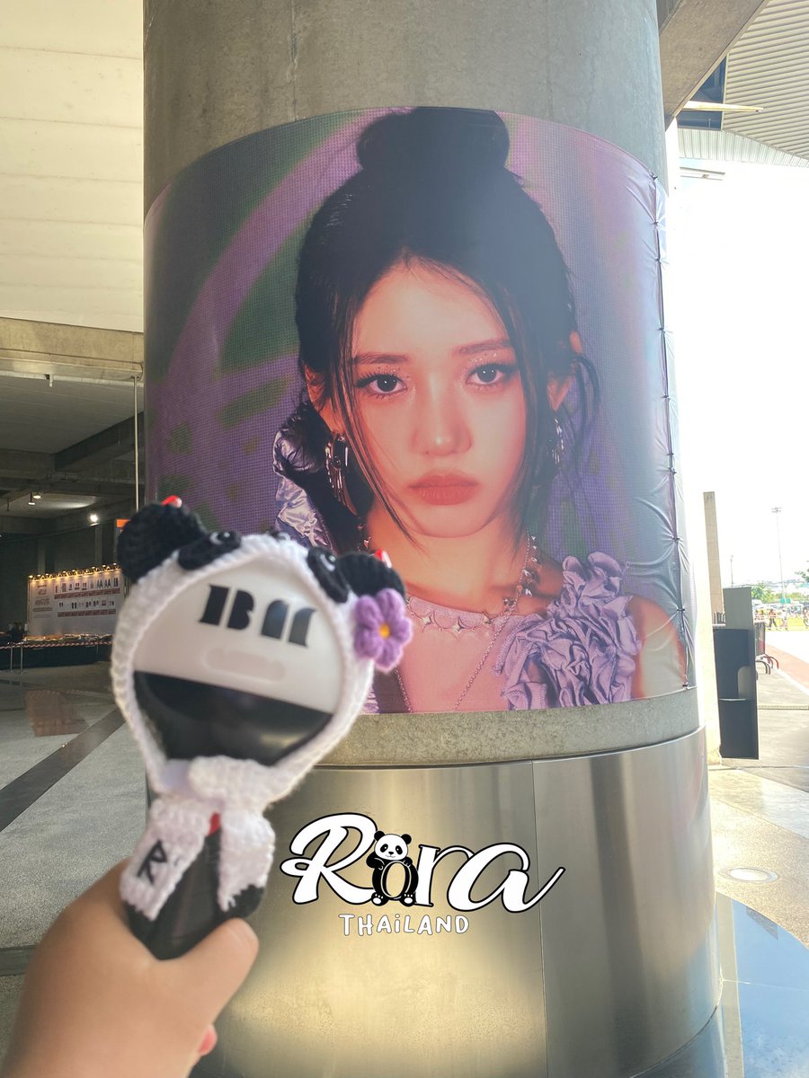SUPRORA_TH's tweet photo. จุดเช็คอิน 📍 น้องโรร่าตั้งตรงเสาสวยมาก เหมือน VIP จะได้เข้ามาแล้วนะคะ

RORA'S GLOW HITS BKK
#เสียงเชียร์มอนสตี้ไทยไม่แพ้ชาติใดในโลก
#BABYMONSTER #RORA https://t.co/pUJqLT691k