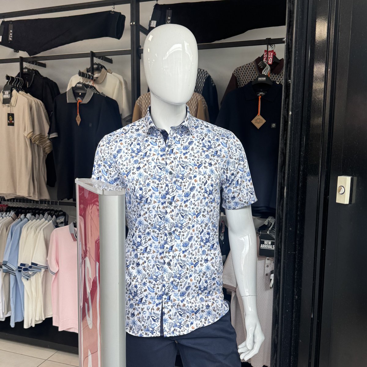 GoldenSquareUK's tweet image. Is it even Father's Day without the perfect #DadShirt? 👕

Please don’t wait, shop now and make his day one to remember. With over 100 stores, you're sure to find the perfect gift for #FathersDay 🎁