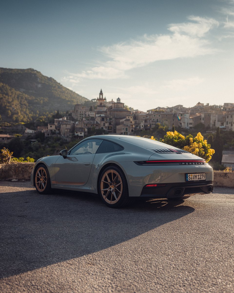 Hay coches que se conducen, y leyendas que se sienten.

El Porsche 911 no sólo domina la carretera, también conquista el momento. Porque no hay mejor forma de disfrutar un atardecer que al volante de la deportividad hecha arte.

#Porsche #Porsche911 #PorscheMoments #PorscheLove